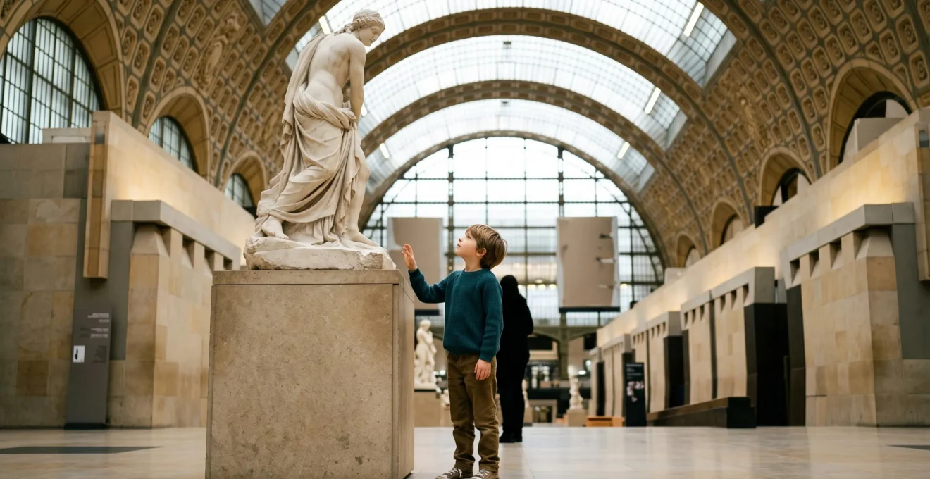 Un enfant lève les yeux, émerveillé, devant une grande sculpture dans un musée parisien lumineux