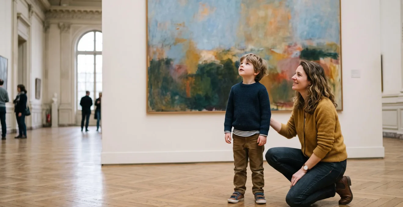Un enfant de six ans emerveille devant une grande toile dans un musee parisien